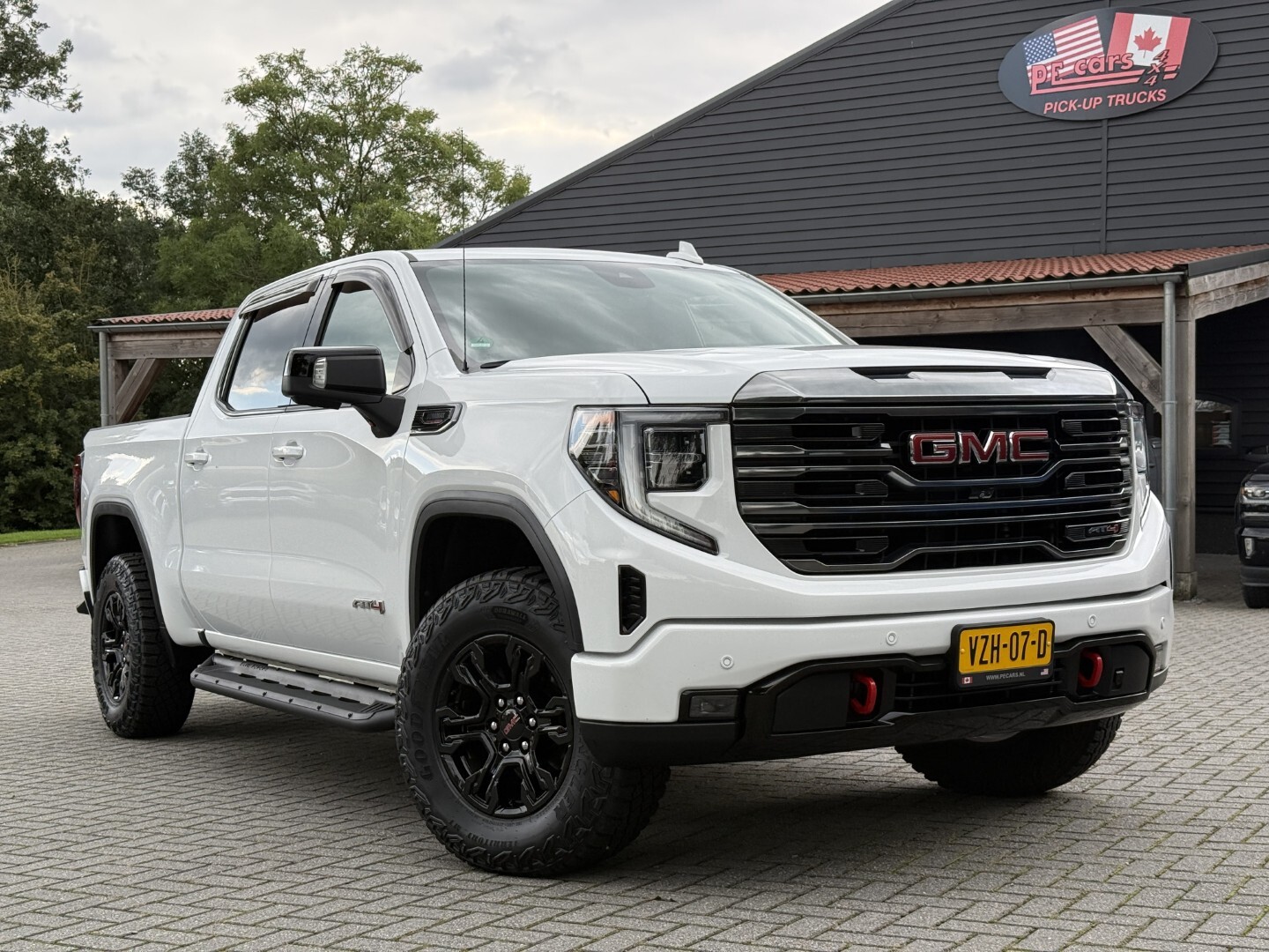 GMC Sierra AT4 3.0 L6 Duramax Diesel Wit en zwarte wielen