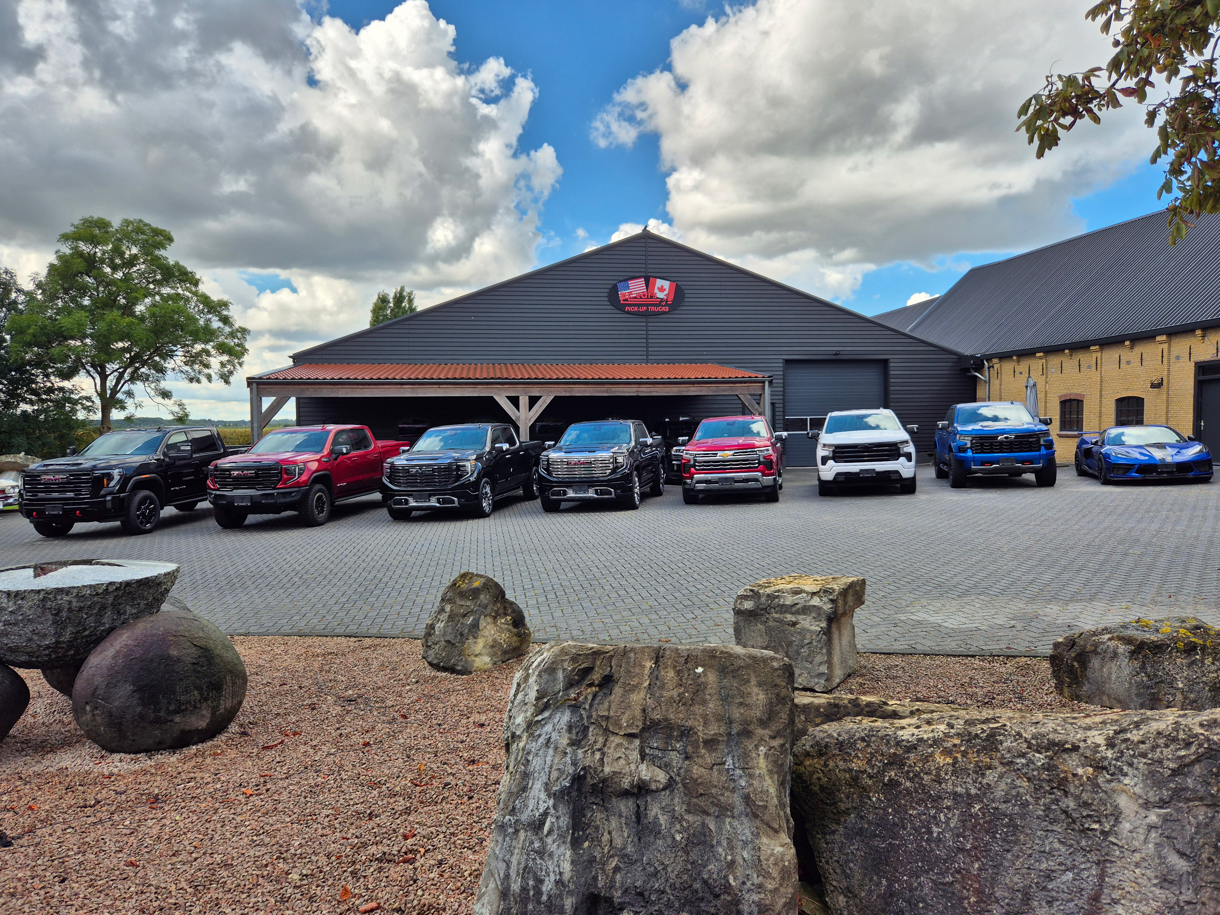 PE Cars Buitenterrein met PickUps op een rij