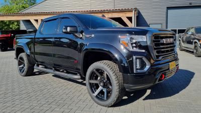 4Play wheels + JRZ Suspension gemonteerd op de GMC Sierra AT4 Carbon Pro Edition 6,2 L V8 pick-up bedrijfswagen