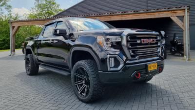 4Play wheels + JRZ Suspension gemonteerd op de GMC Sierra AT4 Carbon Pro Edition 6,2 L V8 pick-up bedrijfswagen