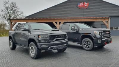 Container gelost met een Dodge Ram 1500 TRX 6,2 L v8 702 PK en een GMC Sierra AT4 K2500HD 6,6 L v8 Duramax diesel.